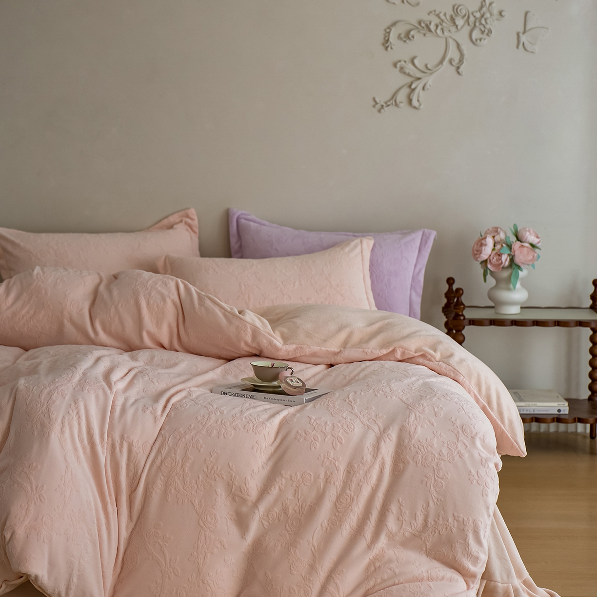 91家纺网 家纺一手货源 找家纺 亿梵家居 2025秋冬新款A类全消光牛奶绒立体5D雕花绒四件套-风格一 （提供买家秀） 花野漫屿-樱花粉