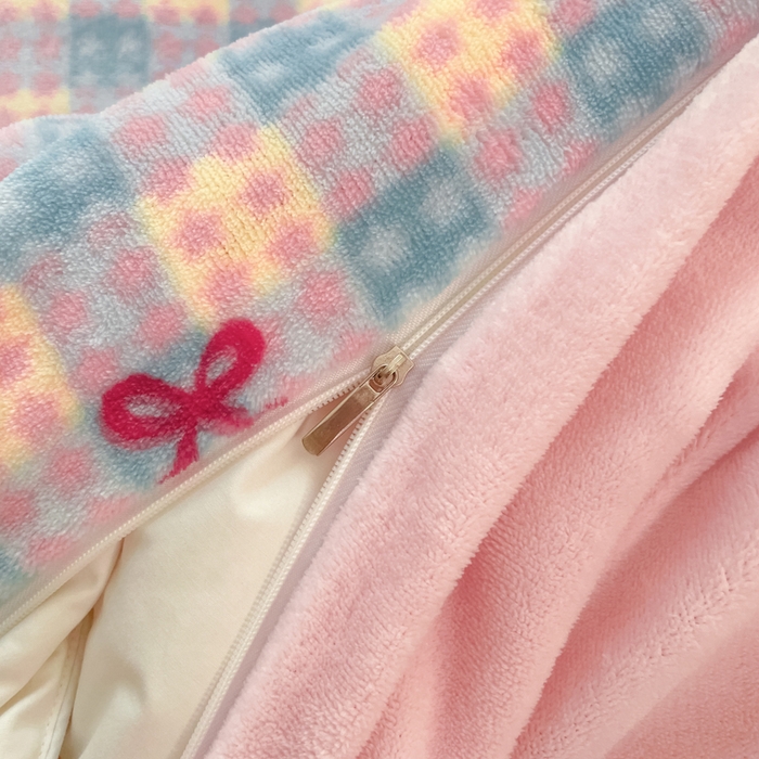 91家纺网 家纺一手货源 找家纺 云玲时尚 2025新款高克重牛奶绒印花床盖四件套 小草莓