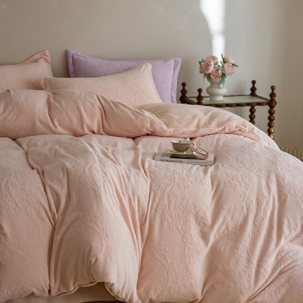 91家纺网 家纺一手货源 找家纺 亿梵家居 2025秋冬新款A类全消光牛奶绒立体5D雕花绒四件套-风格一 （提供买家秀） 花野漫屿-樱花粉