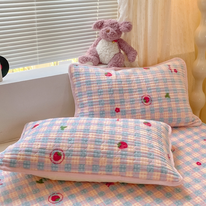 91家纺网 家纺一手货源 找家纺 云玲时尚 2025新款高克重牛奶绒印花床盖四件套 小草莓