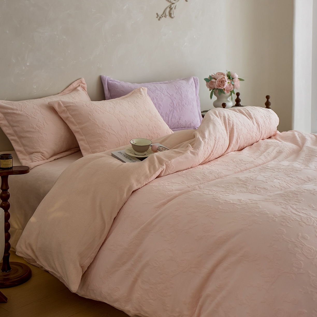 91家纺网 家纺一手货源 找家纺 亿梵家居 2025秋冬新款A类全消光牛奶绒立体5D雕花绒四件套-风格一 （提供买家秀） 花野漫屿-樱花粉