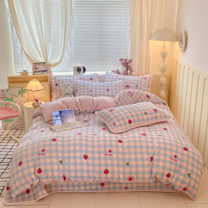 91家纺网 家纺一手货源 找家纺 云玲时尚 2025新款高克重牛奶绒印花床盖四件套 小草莓