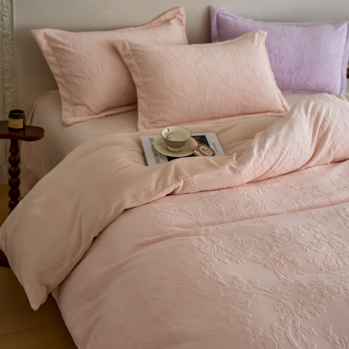 91家纺网 家纺一手货源 找家纺 亿梵家居 2025秋冬新款A类全消光牛奶绒立体5D雕花绒四件套-风格一 （提供买家秀） 花野漫屿-樱花粉
