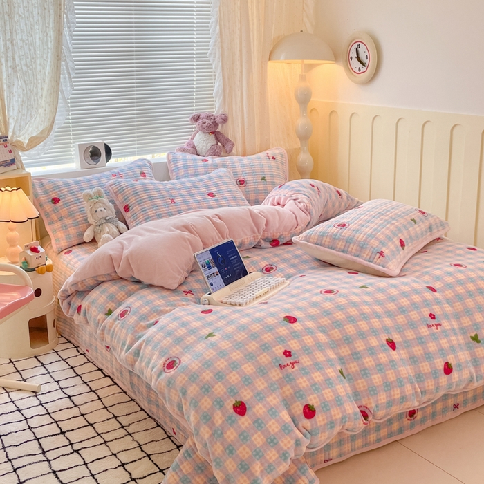 91家纺网 家纺一手货源 找家纺 云玲时尚 2025新款高克重牛奶绒印花床盖四件套 小草莓