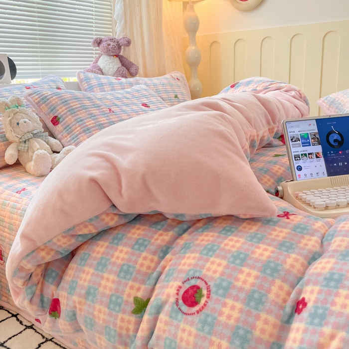 91家纺网 家纺一手货源 找家纺 云玲时尚 2025新款高克重牛奶绒印花床盖四件套 小草莓