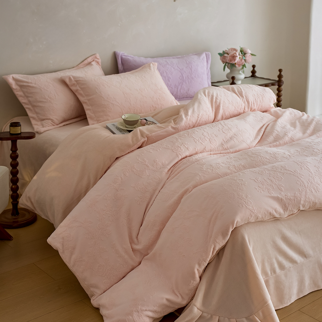 91家纺网 家纺一手货源 找家纺 亿梵家居 2025秋冬新款A类全消光牛奶绒立体5D雕花绒四件套-风格一 （提供买家秀） 花野漫屿-樱花粉