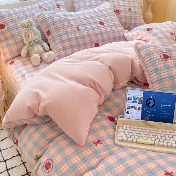 91家纺网 家纺一手货源 找家纺 云玲时尚 2025新款高克重牛奶绒印花床盖四件套 小草莓