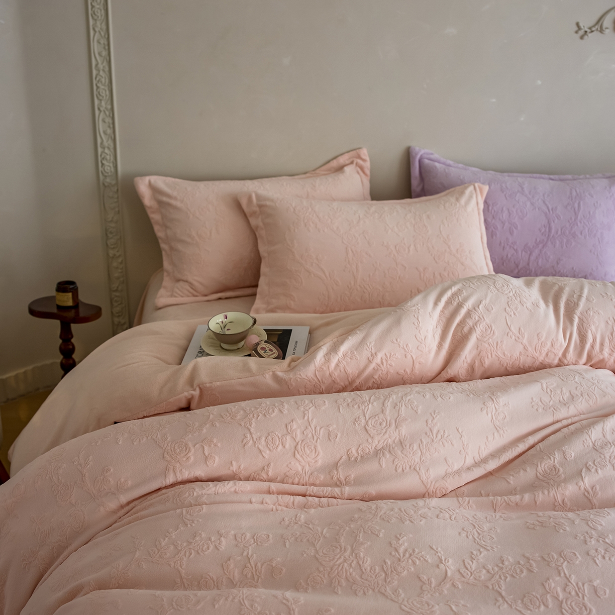 91家纺网 家纺一手货源 找家纺 亿梵家居 2025秋冬新款A类全消光牛奶绒立体5D雕花绒四件套-风格一 （提供买家秀） 花野漫屿-樱花粉