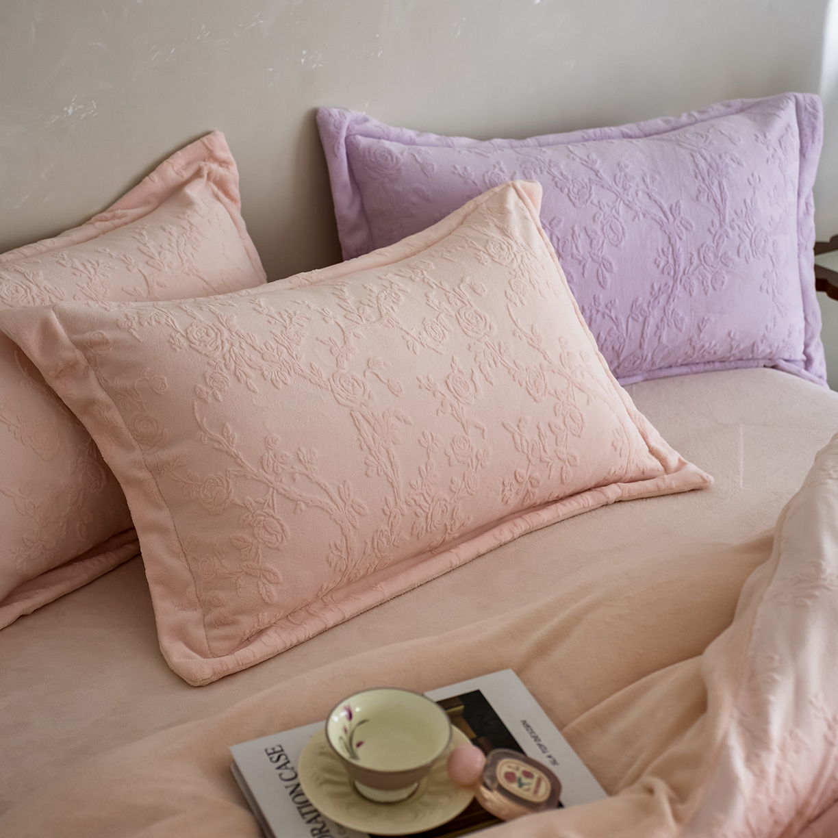 91家纺网 家纺一手货源 找家纺 亿梵家居 2025秋冬新款A类全消光牛奶绒立体5D雕花绒四件套-风格一 （提供买家秀） 花野漫屿-樱花粉