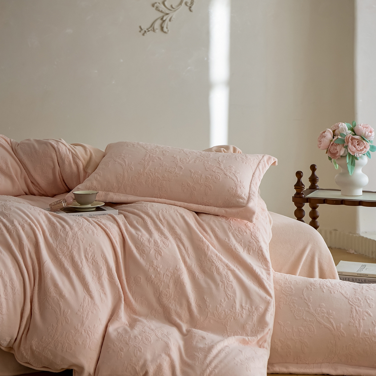 91家纺网 家纺一手货源 找家纺 亿梵家居 2025秋冬新款A类全消光牛奶绒立体5D雕花绒四件套-风格一 （提供买家秀） 花野漫屿-樱花粉