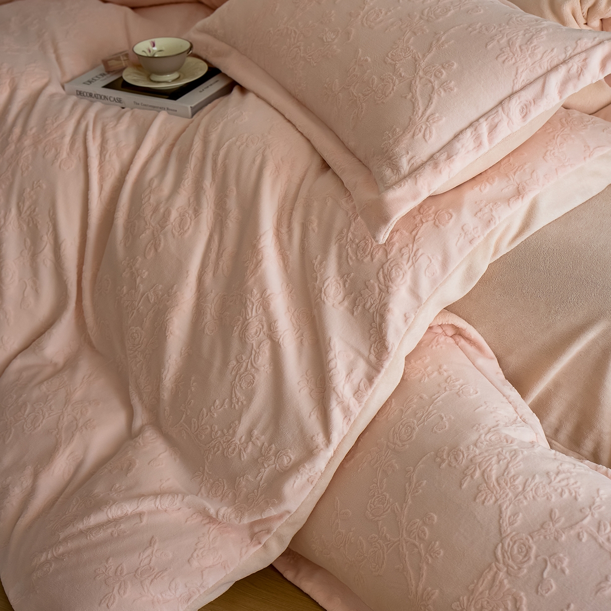 91家纺网 家纺一手货源 找家纺 亿梵家居 2025秋冬新款A类全消光牛奶绒立体5D雕花绒四件套-风格一 （提供买家秀） 花野漫屿-樱花粉