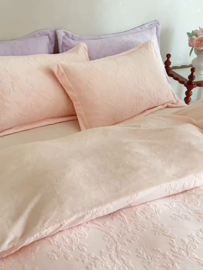 91家纺网 家纺一手货源 找家纺 亿梵家居 2025秋冬新款A类全消光牛奶绒立体5D雕花绒四件套-风格一 （提供买家秀） 花野漫屿-樱花粉