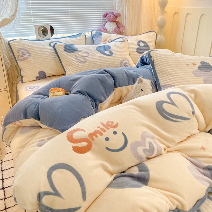 云玲时尚 2025新款高克重牛奶绒印花床盖四件套 心相印