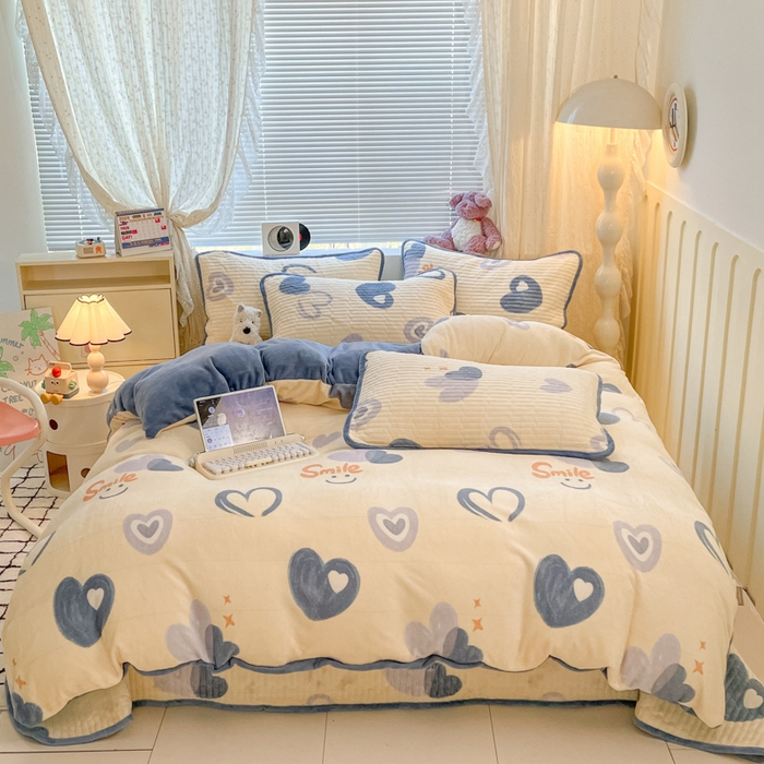 91家纺网 家纺一手货源 找家纺 云玲时尚 2025新款高克重牛奶绒印花床盖四件套 心相印