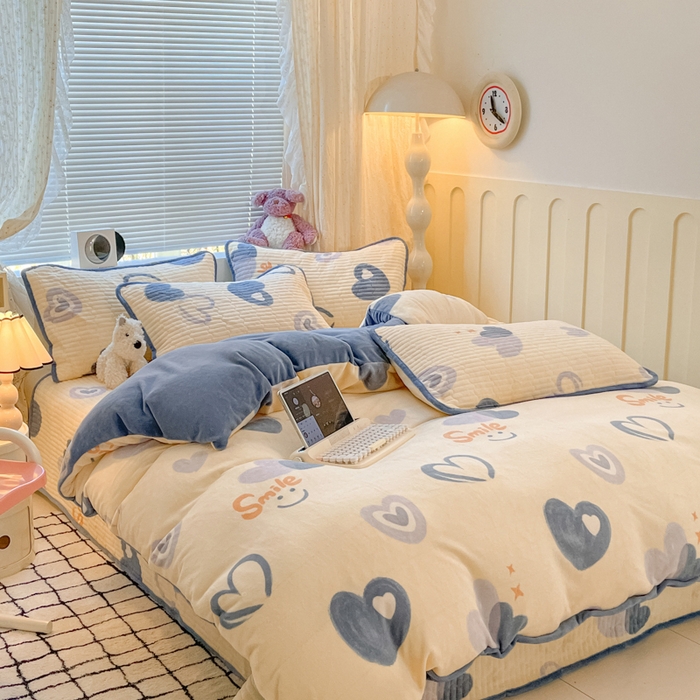 91家纺网 家纺一手货源 找家纺 云玲时尚 2025新款高克重牛奶绒印花床盖四件套 心相印