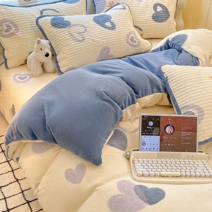 91家纺网 家纺一手货源 找家纺 云玲时尚 2025新款高克重牛奶绒印花床盖四件套 心相印