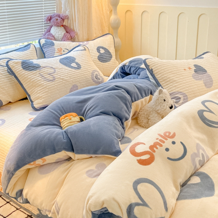 91家纺网 家纺一手货源 找家纺 云玲时尚 2025新款高克重牛奶绒印花床盖四件套 心相印