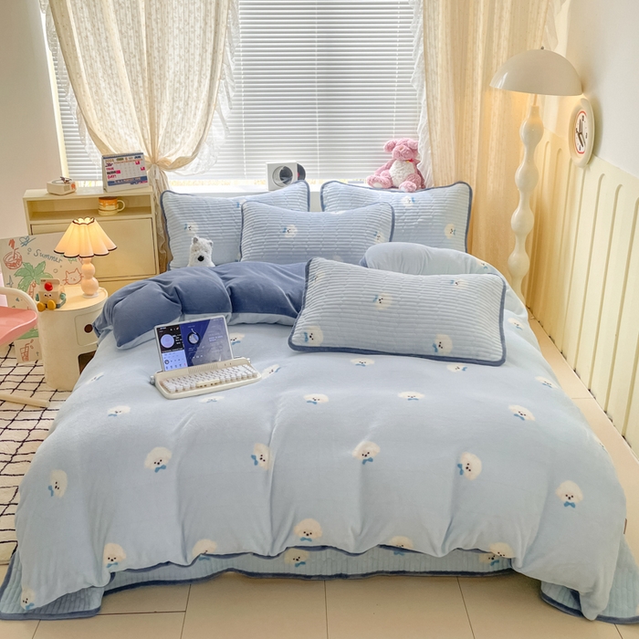91家纺网 家纺一手货源 找家纺 云玲时尚 2025新款高克重牛奶绒印花床盖四件套 星愿小狗