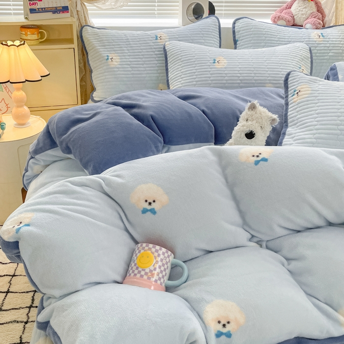 91家纺网 家纺一手货源 找家纺 云玲时尚 2025新款高克重牛奶绒印花床盖四件套 星愿小狗