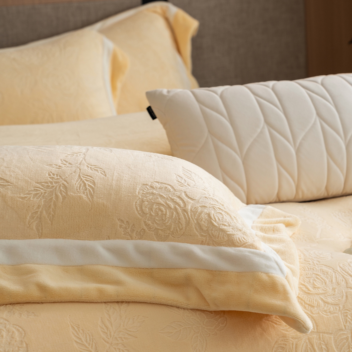 91家纺网 家纺一手货源 找家纺 瑞雪家居 2025新款亲肤舒适牛奶绒四件套-繁花系列 繁花-鹅黄