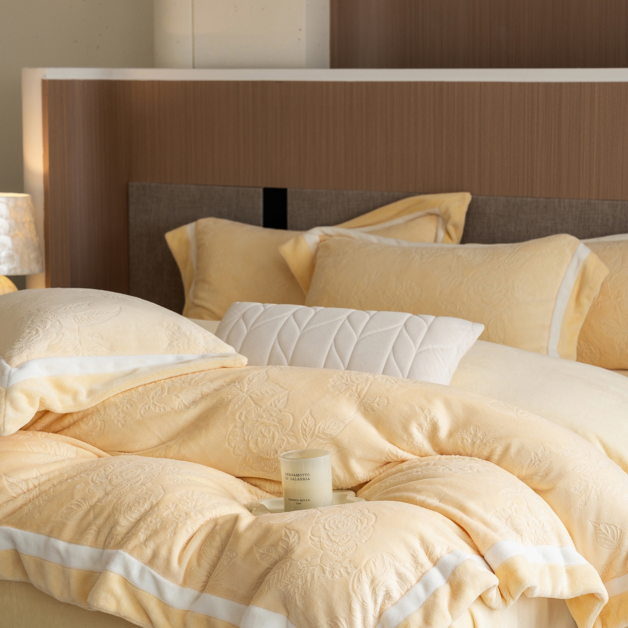 91家纺网 家纺一手货源 找家纺 瑞雪家居 2025新款亲肤舒适牛奶绒四件套-繁花系列 繁花-鹅黄