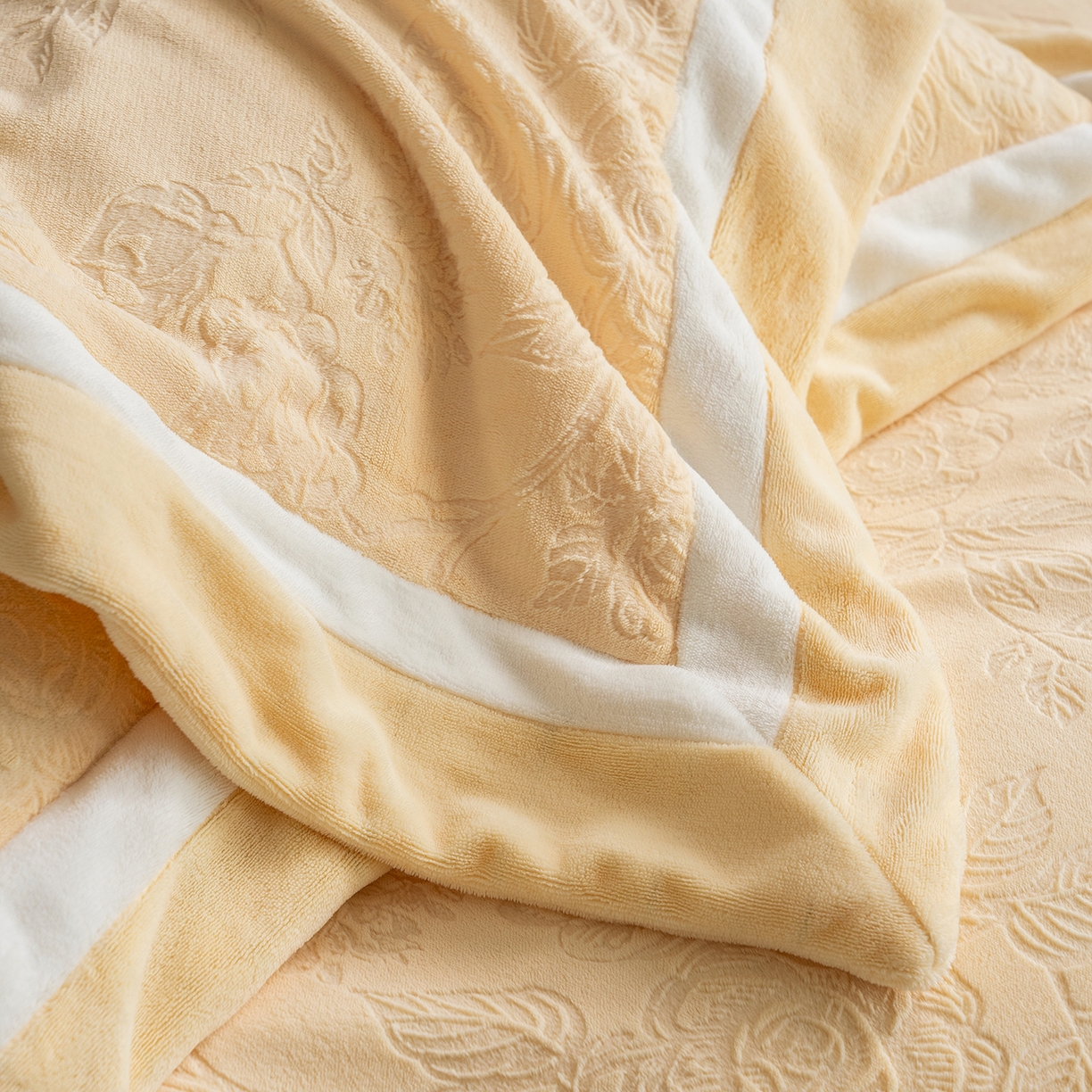 91家纺网 家纺一手货源 找家纺 瑞雪家居 2025新款亲肤舒适牛奶绒四件套-繁花系列 繁花-鹅黄