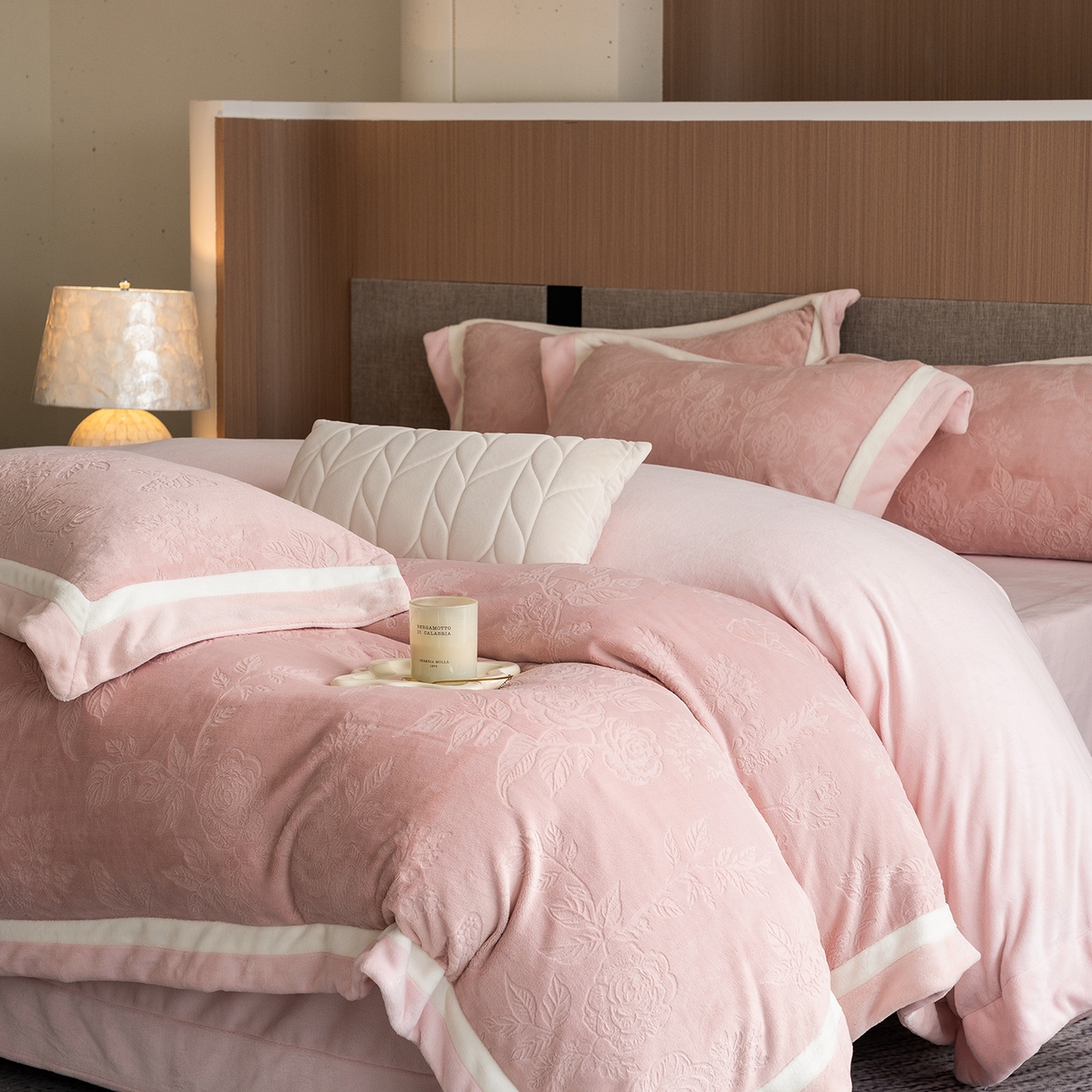 91家纺网 家纺一手货源 找家纺 瑞雪家居 2025新款亲肤舒适牛奶绒四件套-繁花系列 繁花-藕荷粉