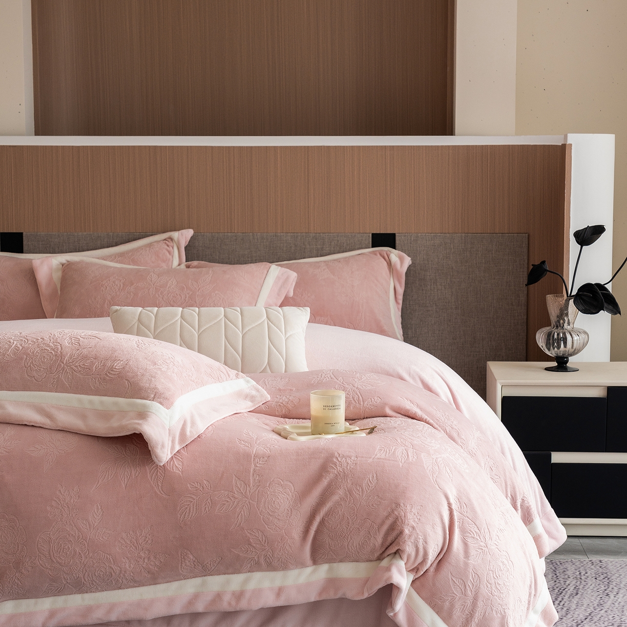 91家纺网 家纺一手货源 找家纺 瑞雪家居 2025新款亲肤舒适牛奶绒四件套-繁花系列 繁花-藕荷粉