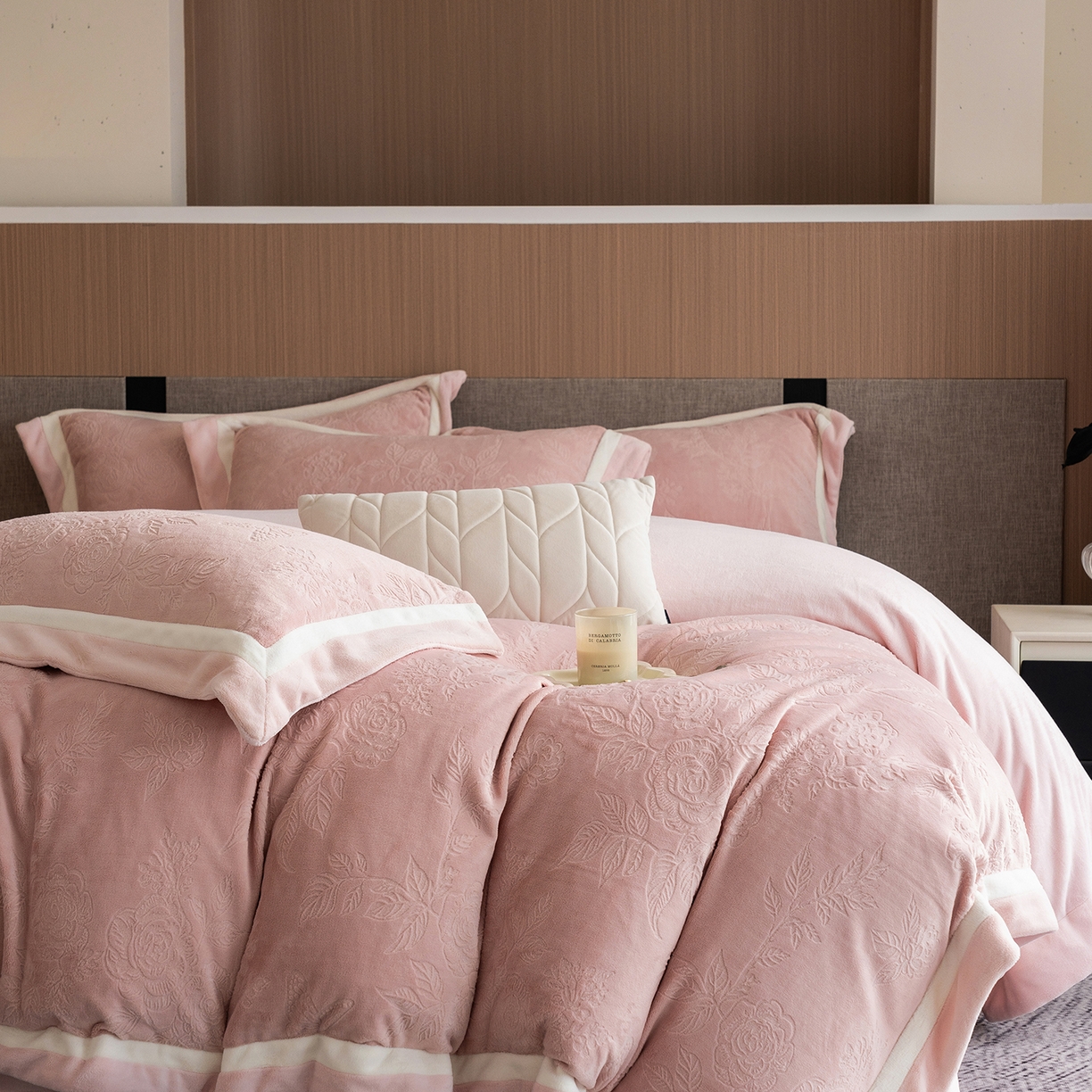 91家纺网 家纺一手货源 找家纺 瑞雪家居 2025新款亲肤舒适牛奶绒四件套-繁花系列 繁花-藕荷粉