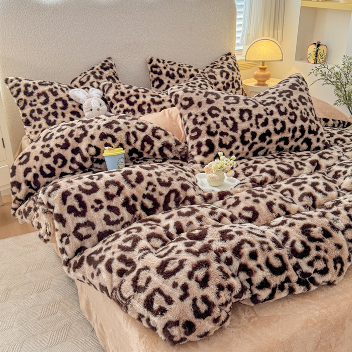 91家纺网 家纺一手货源 找家纺 爱多多家居 2025新款印花美拉德兔毛印花四件套单被套 字母豹纹