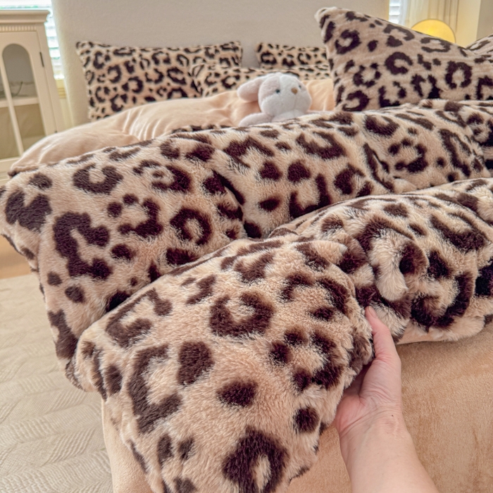 91家纺网 家纺一手货源 找家纺 爱多多家居 2025新款印花美拉德兔毛印花四件套单被套 字母豹纹