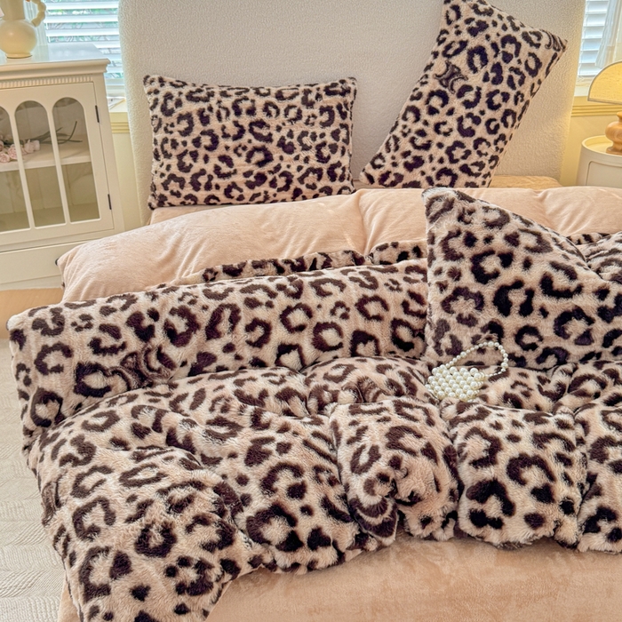 91家纺网 家纺一手货源 找家纺 爱多多家居 2025新款印花美拉德兔毛印花四件套单被套 字母豹纹