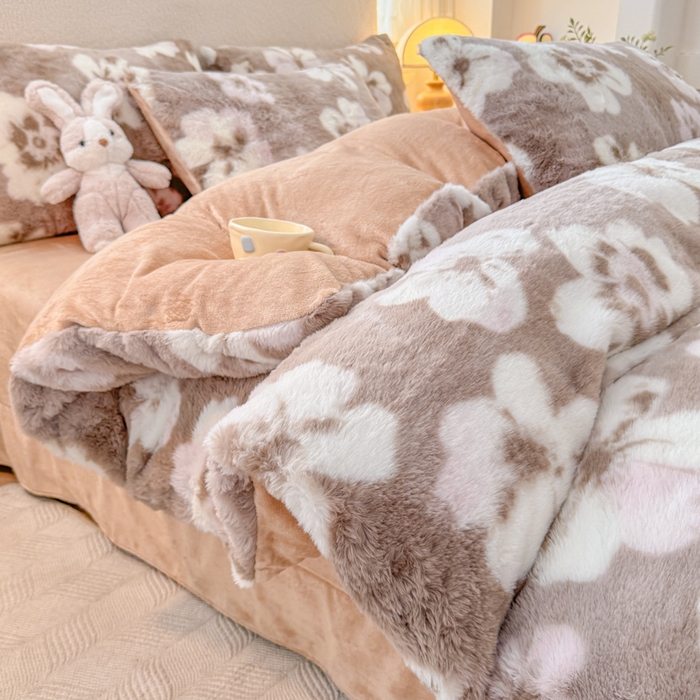 91家纺网 家纺一手货源 找家纺 爱多多家居 2025新款印花美拉德兔毛印花四件套单被套 繁花