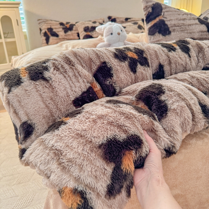 91家纺网 家纺一手货源 找家纺 爱多多家居 2025新款印花美拉德兔毛印花四件套单被套 绽放