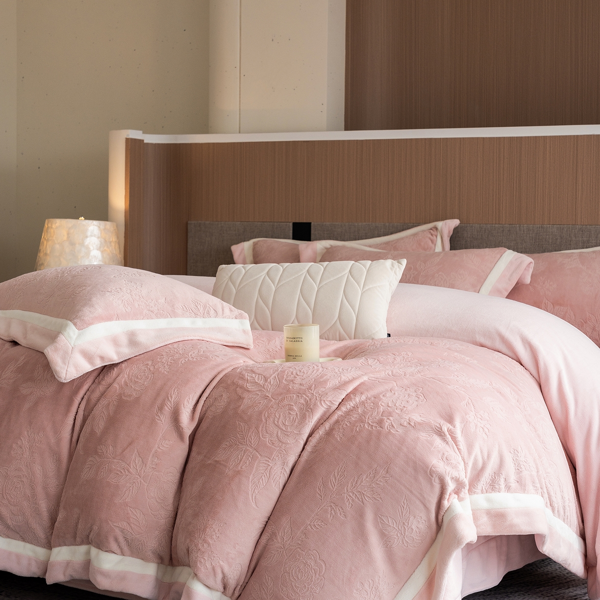 91家纺网 家纺一手货源 找家纺 瑞雪家居 2025新款亲肤舒适牛奶绒四件套-繁花系列 繁花-藕荷粉