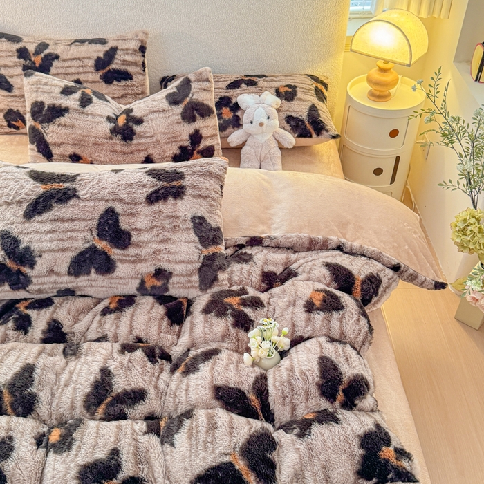 91家纺网 家纺一手货源 找家纺 爱多多家居 2025新款印花美拉德兔毛印花四件套单被套 绽放