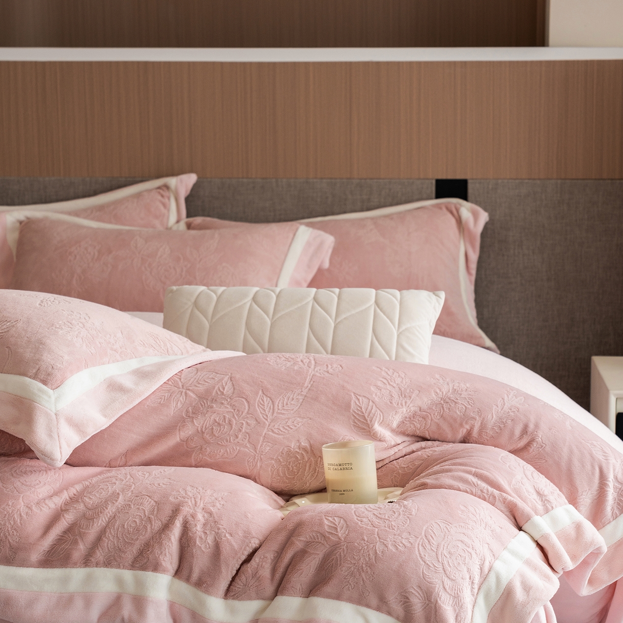 91家纺网 家纺一手货源 找家纺 瑞雪家居 2025新款亲肤舒适牛奶绒四件套-繁花系列 繁花-藕荷粉