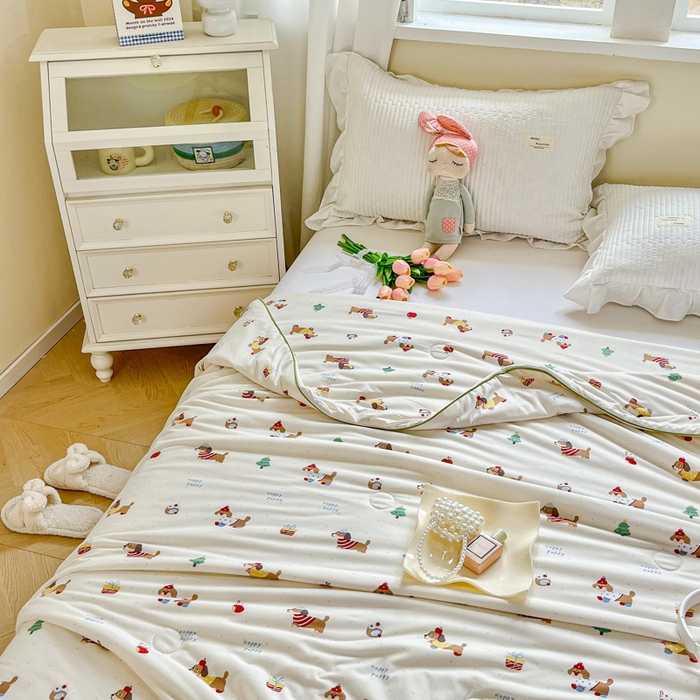 91家纺网 家纺一手货源 找家纺 小叮当家纺仓储工厂店 2025年新款A类母婴级宝宝被子豆豆绒牛奶针织棉被子儿童被子豆豆被大豆被春秋 牛奶针织被-可爱腊肠