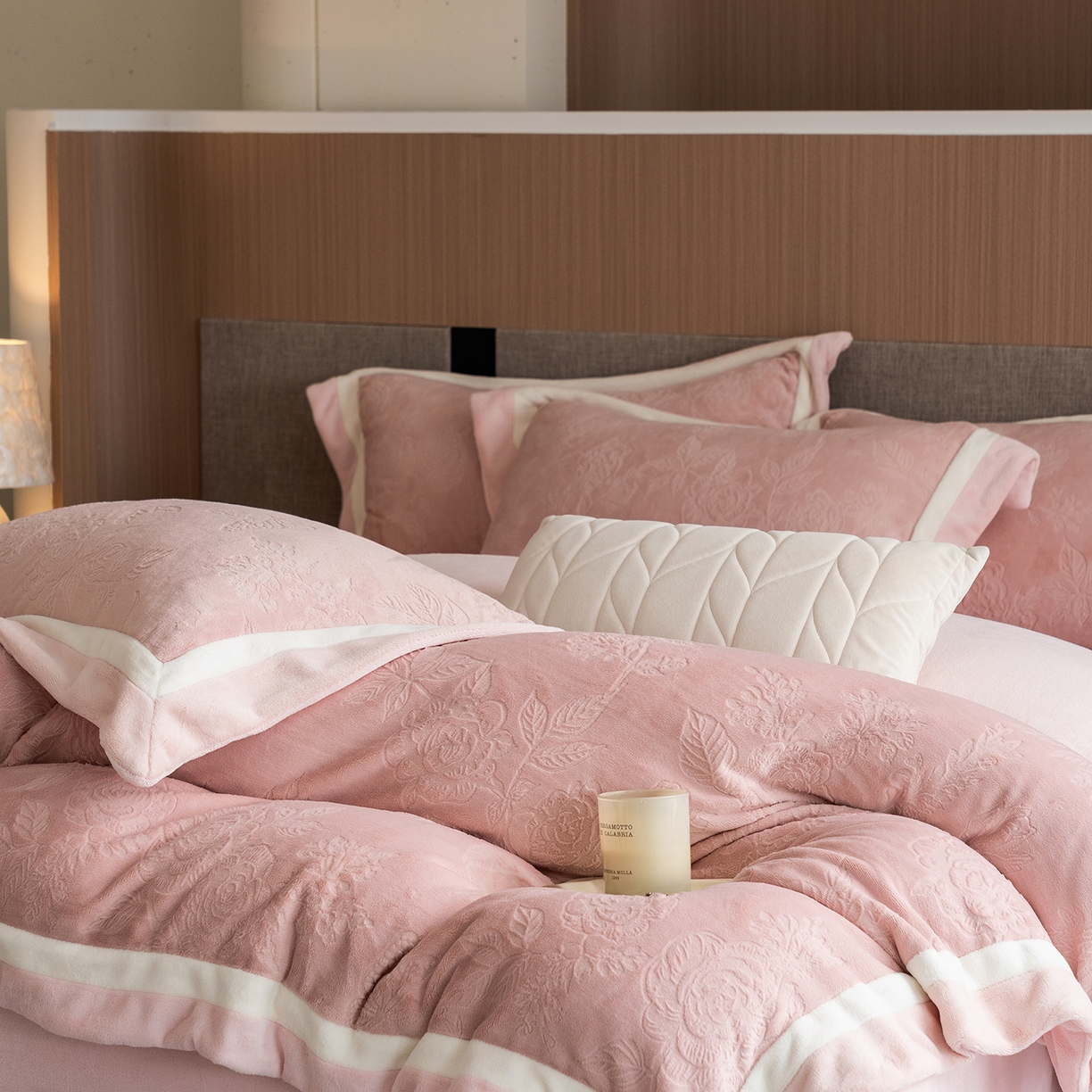 91家纺网 家纺一手货源 找家纺 瑞雪家居 2025新款亲肤舒适牛奶绒四件套-繁花系列 繁花-藕荷粉