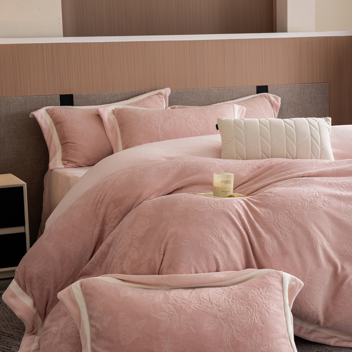 91家纺网 家纺一手货源 找家纺 瑞雪家居 2025新款亲肤舒适牛奶绒四件套-繁花系列 繁花-藕荷粉