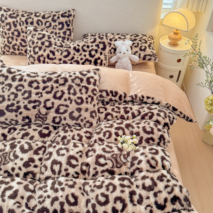 91家纺网 家纺一手货源 找家纺 爱多多家居 2025新款印花美拉德兔毛印花四件套单被套 字母豹纹