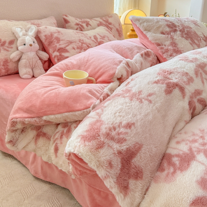 91家纺网 家纺一手货源 找家纺 爱多多家居 2025新款印花美拉德兔毛印花四件套单被套 花间粉