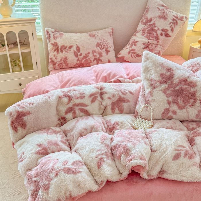 91家纺网 家纺一手货源 找家纺 爱多多家居 2025新款印花美拉德兔毛印花四件套单被套 花间粉