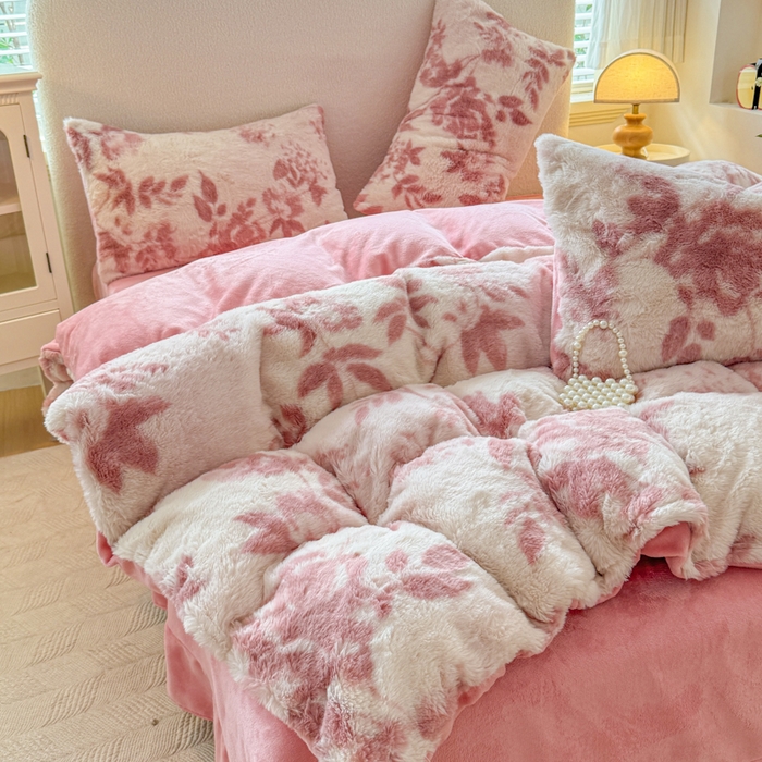 91家纺网 家纺一手货源 找家纺 爱多多家居 2025新款印花美拉德兔毛印花四件套单被套 花间粉