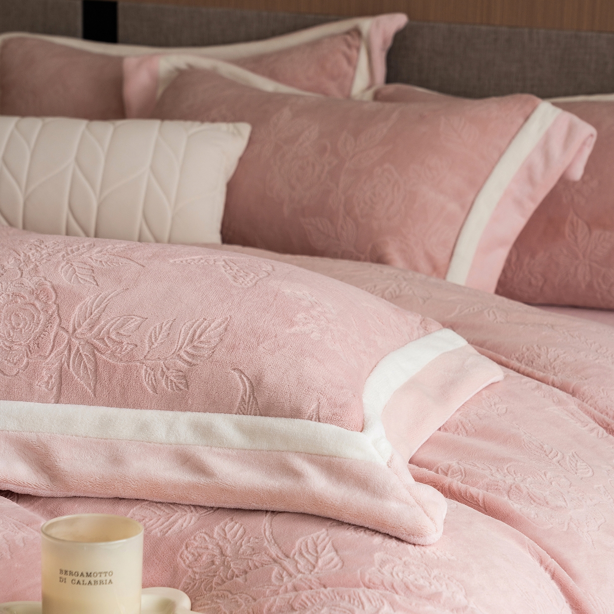 91家纺网 家纺一手货源 找家纺 瑞雪家居 2025新款亲肤舒适牛奶绒四件套-繁花系列 繁花-藕荷粉