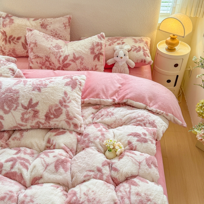 91家纺网 家纺一手货源 找家纺 爱多多家居 2025新款印花美拉德兔毛印花四件套单被套 花间粉