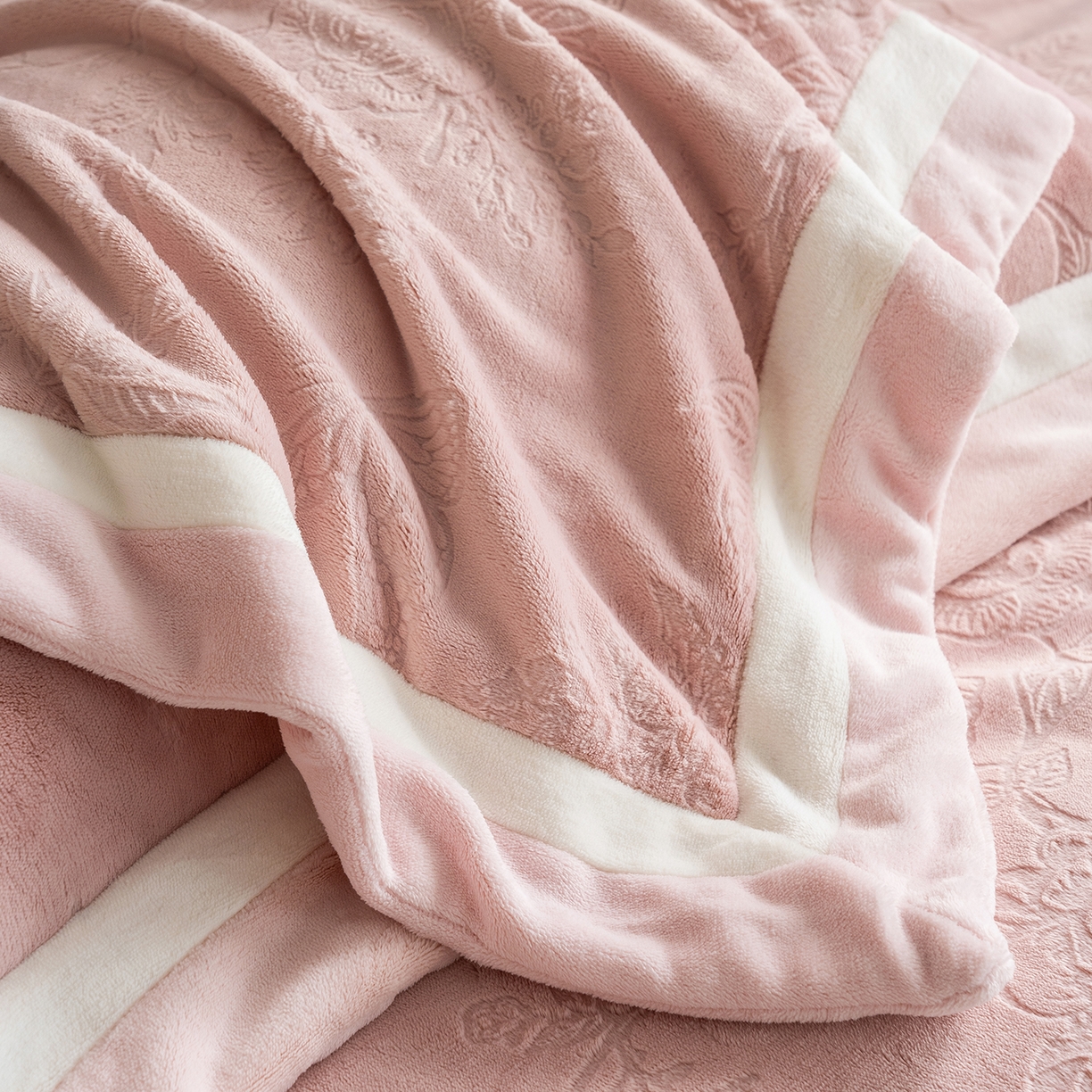 91家纺网 家纺一手货源 找家纺 瑞雪家居 2025新款亲肤舒适牛奶绒四件套-繁花系列 繁花-藕荷粉