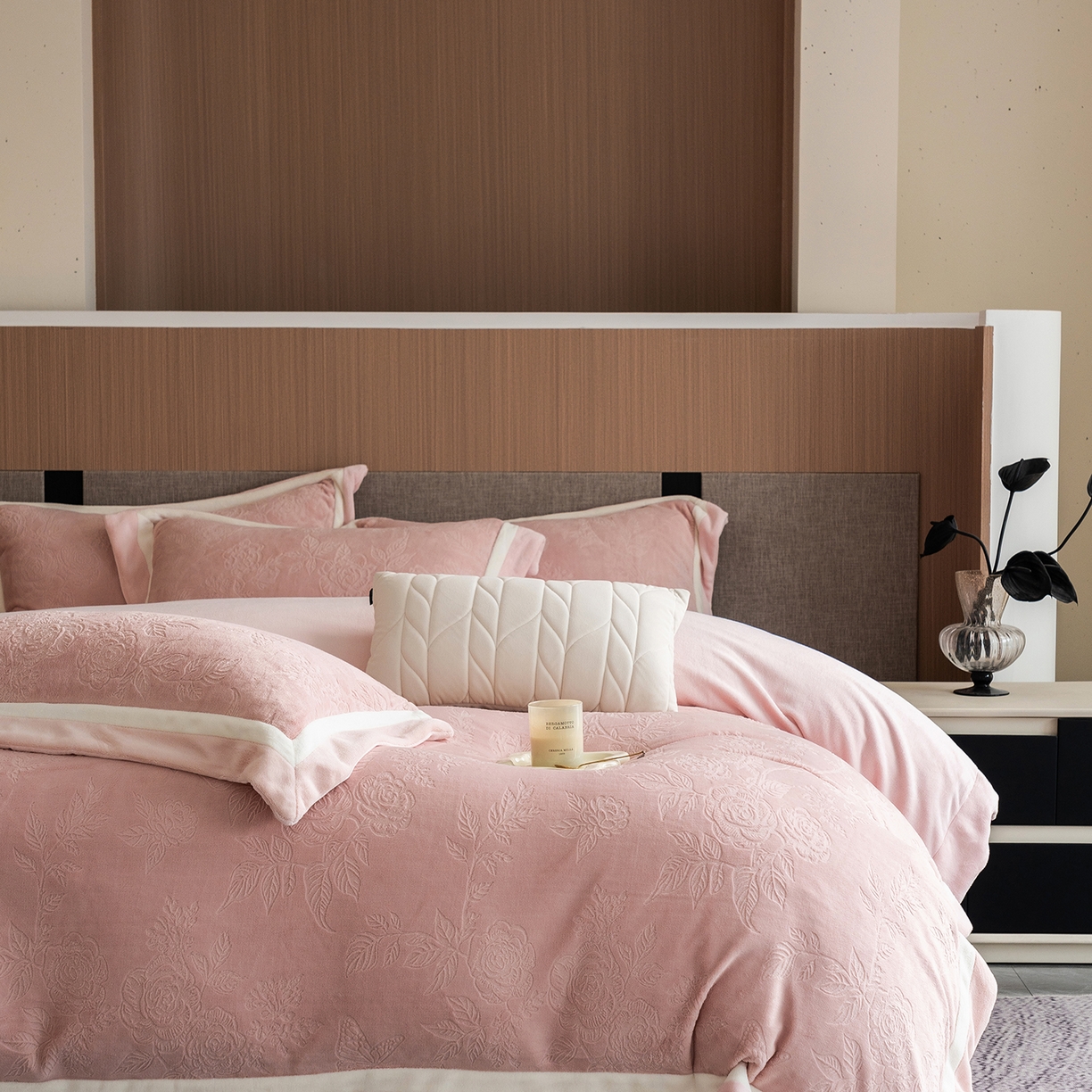 91家纺网 家纺一手货源 找家纺 瑞雪家居 2025新款亲肤舒适牛奶绒四件套-繁花系列 繁花-藕荷粉