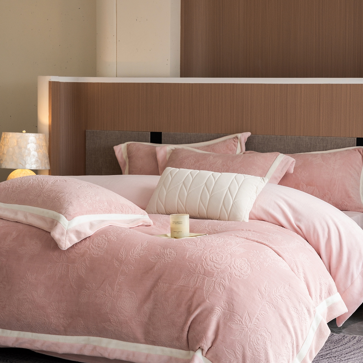 91家纺网 家纺一手货源 找家纺 瑞雪家居 2025新款亲肤舒适牛奶绒四件套-繁花系列 繁花-藕荷粉