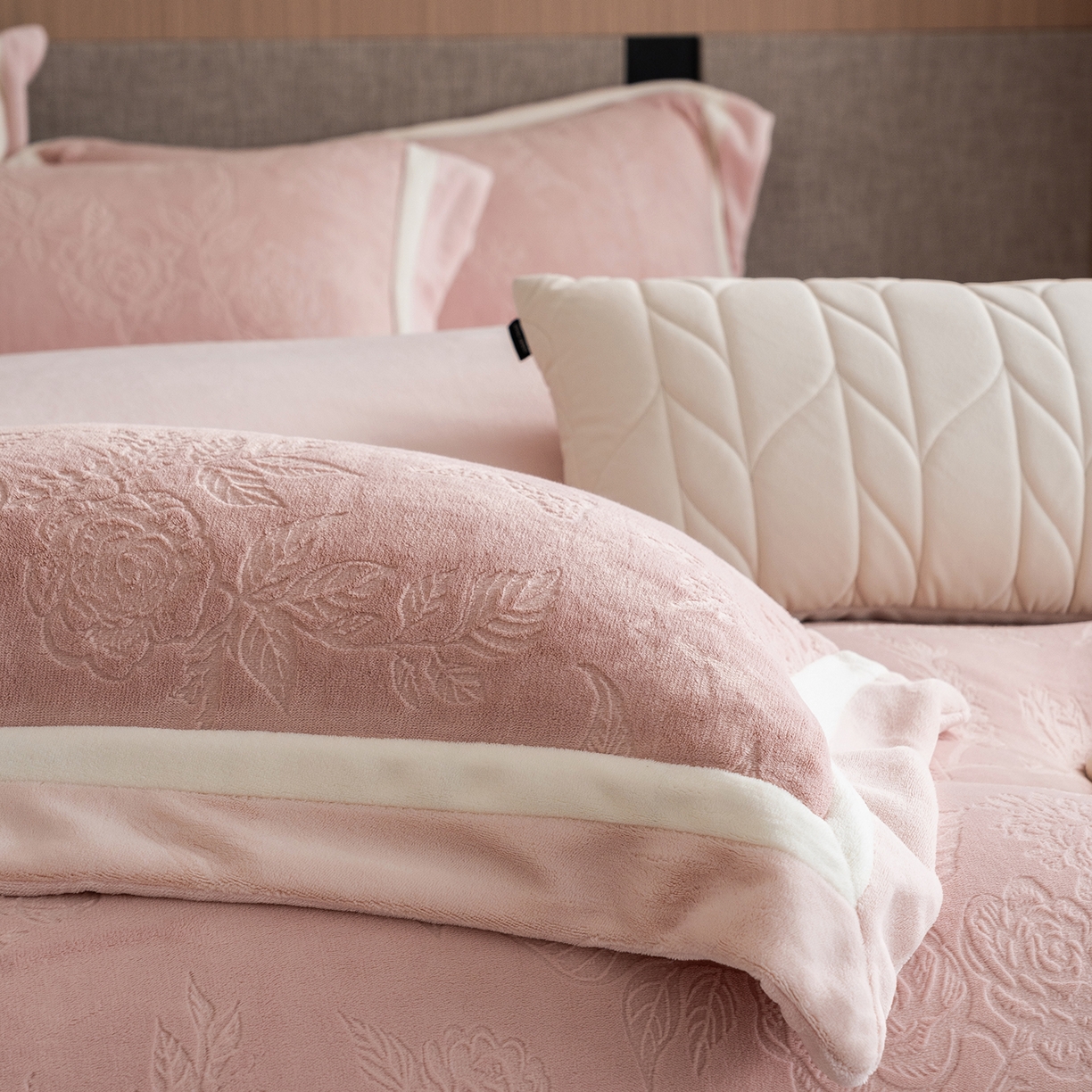 91家纺网 家纺一手货源 找家纺 瑞雪家居 2025新款亲肤舒适牛奶绒四件套-繁花系列 繁花-藕荷粉